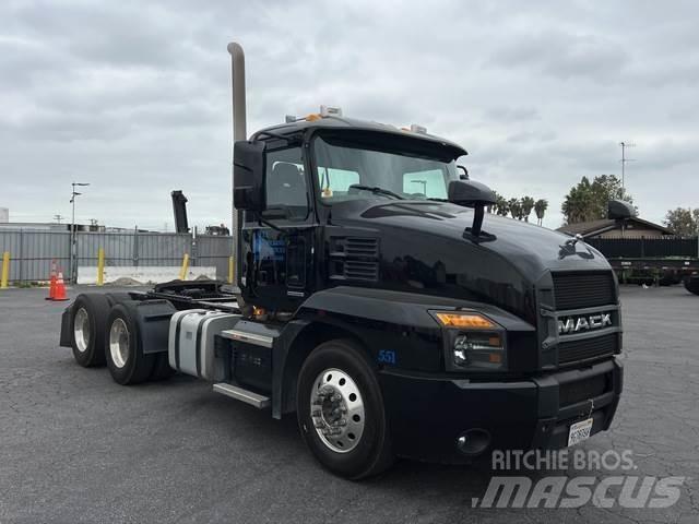 Mack AN64T Cavalos Mecânicos