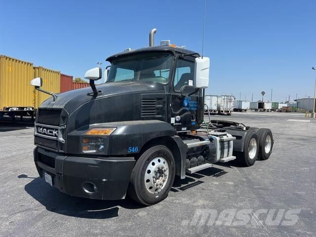Mack AN64T Cavalos Mecânicos