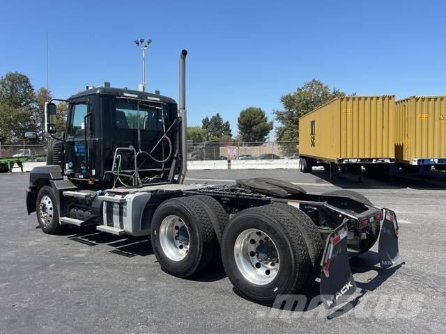 Mack AN64T Cavalos Mecânicos