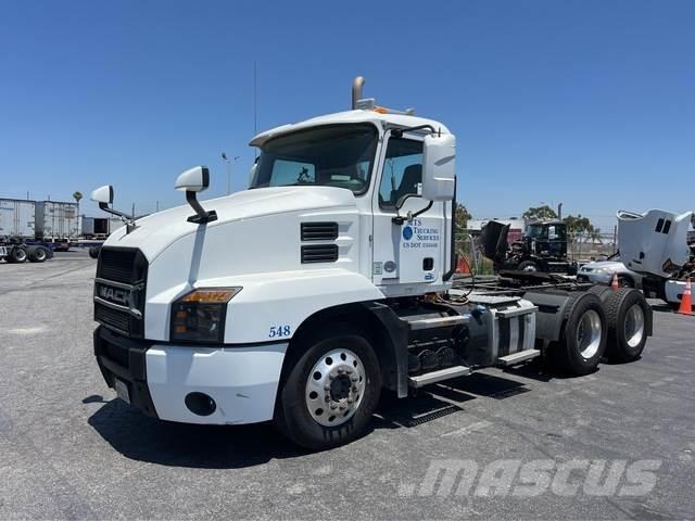 Mack AN64T Cavalos Mecânicos