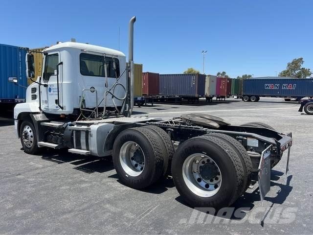 Mack AN64T Cavalos Mecânicos