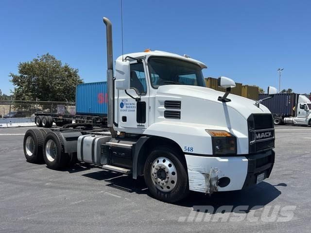 Mack AN64T Cavalos Mecânicos