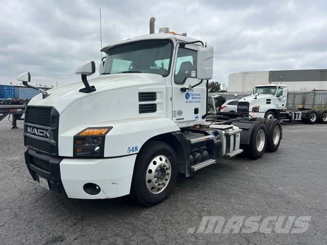 Mack AN64T Cavalos Mecânicos