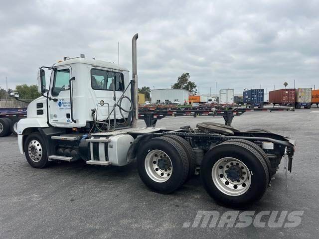 Mack AN64T Cavalos Mecânicos