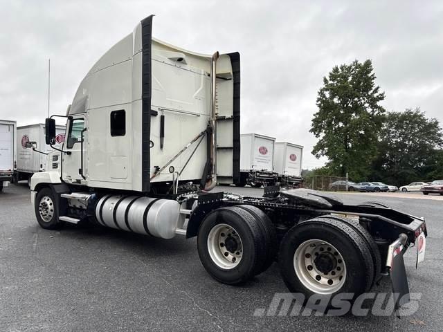 Mack AN64T Cavalos Mecânicos