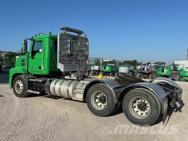 Mack AN64T Cavalos Mecânicos