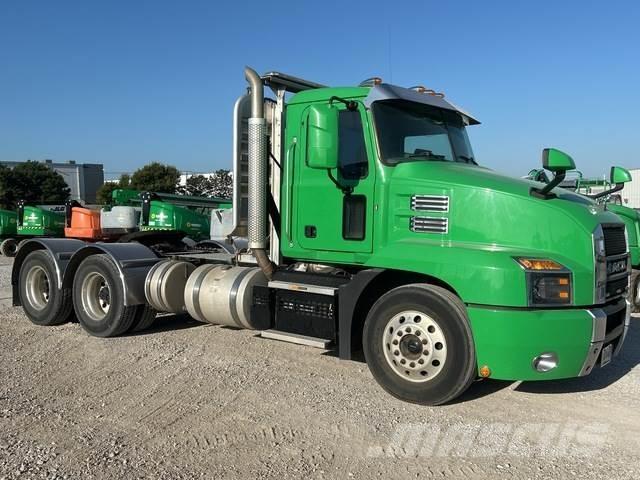 Mack AN64T Cavalos Mecânicos