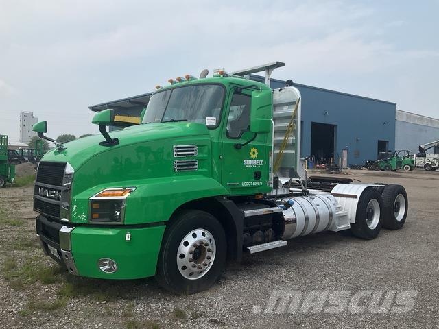 Mack AN64T Cavalos Mecânicos