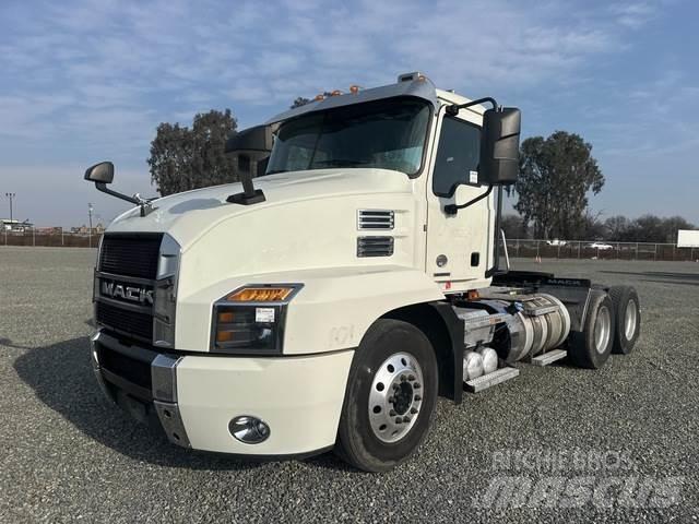 Mack Anthem Cavalos Mecânicos