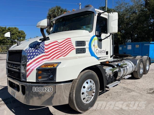 Mack Anthem Cavalos Mecânicos