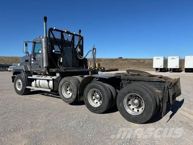 Mack CL713 Cavalos Mecânicos