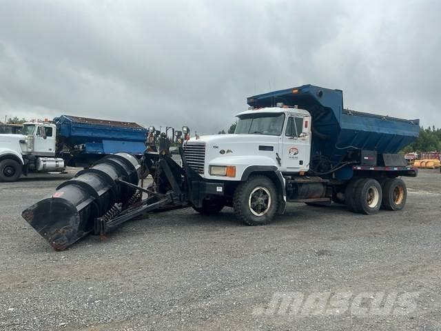 Mack CL713 Lâminas de neve e arados