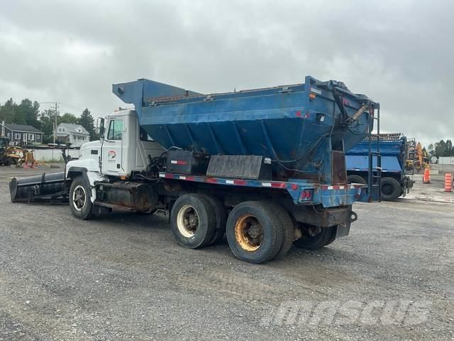 Mack CL713 Lâminas de neve e arados