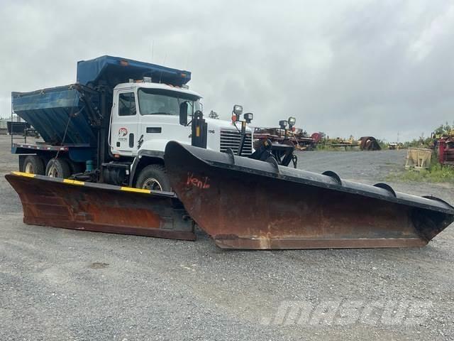 Mack CL713 Lâminas de neve e arados