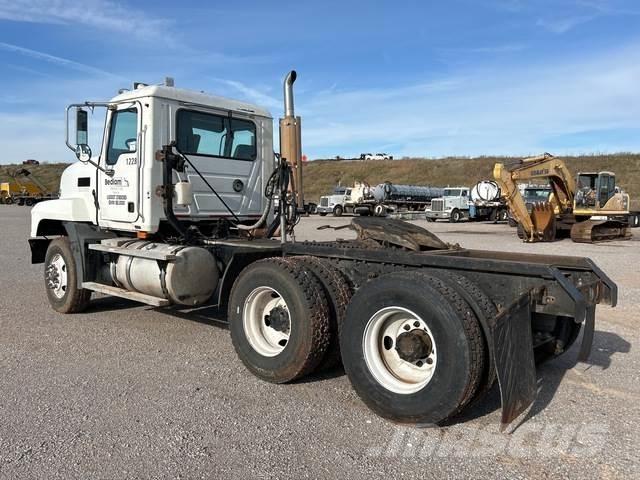 Mack CL733 Cavalos Mecânicos