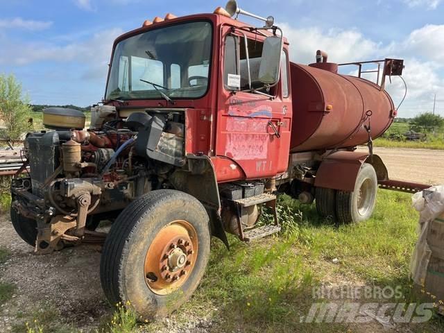 Mack CM422 Auto-tanques
