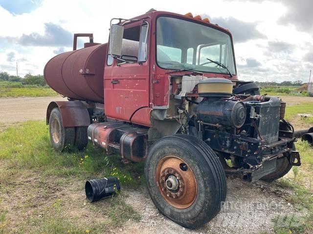 Mack CM422 Auto-tanques