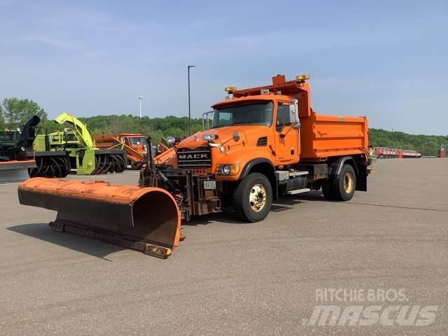 Mack CV700 Lâminas de neve e arados