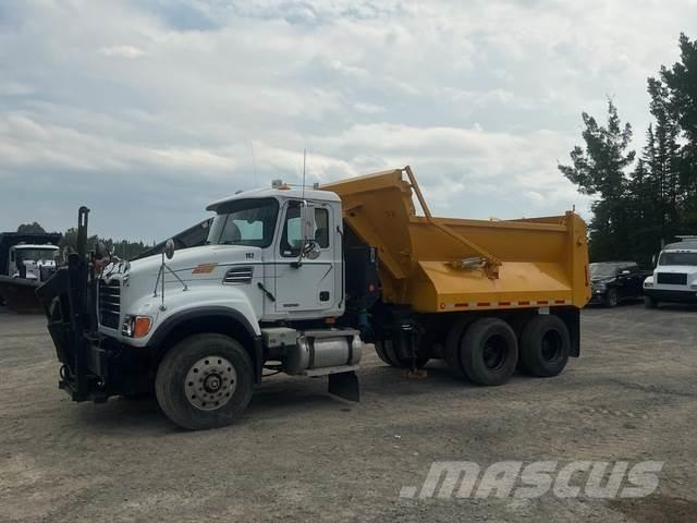 Mack CV713 Lâminas de neve e arados