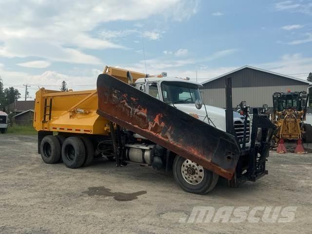 Mack CV713 Lâminas de neve e arados