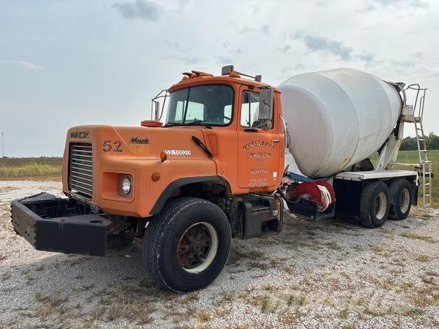 Mack DM690 Auto-tanques