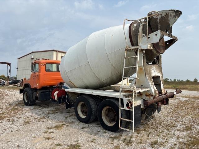 Mack DM690 Auto-tanques