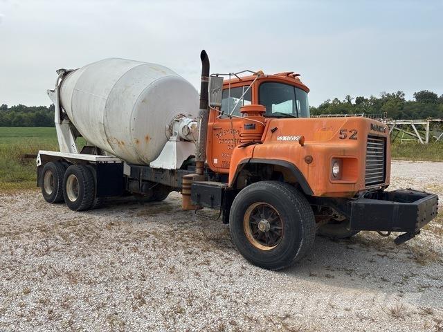 Mack DM690 Auto-tanques