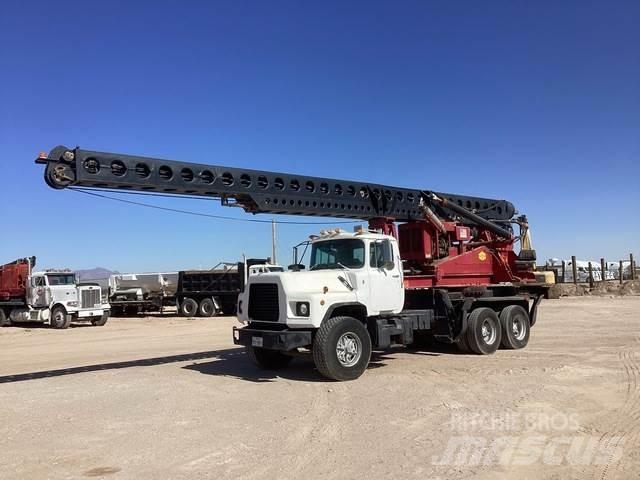 Mack DM690S Camiões de sonda de perfuração móvel