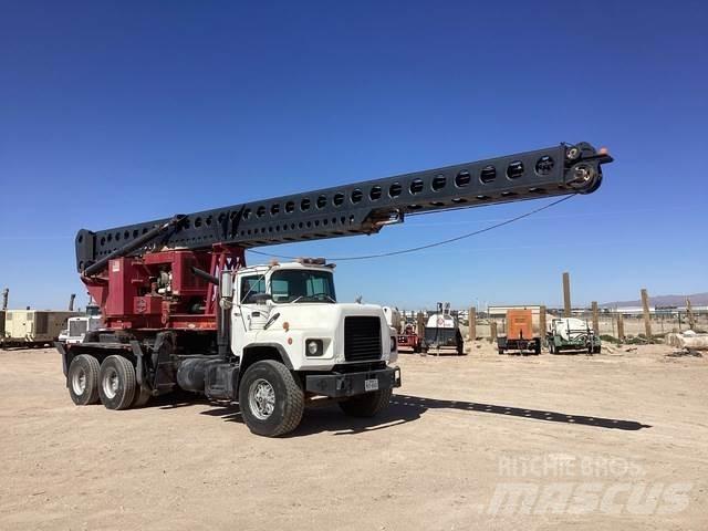 Mack DM690S Camiões de sonda de perfuração móvel