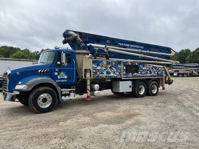 Mack GR64B Bombas de betonagem