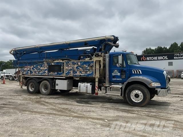 Mack GR64B Bombas de betonagem