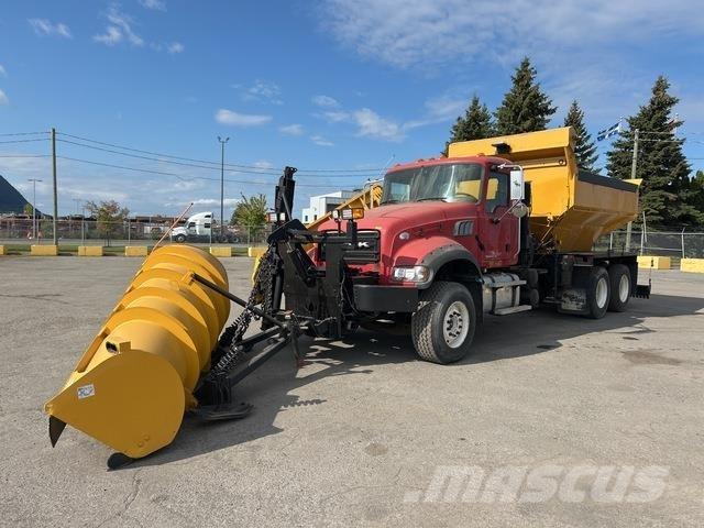 Mack GU433 Lâminas de neve e arados