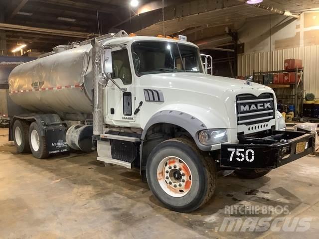 Mack GU713 Auto-tanques