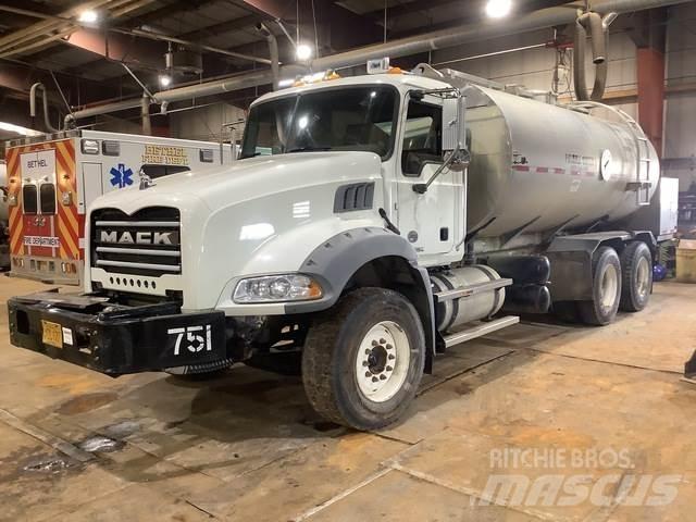 Mack GU813 Auto-tanques