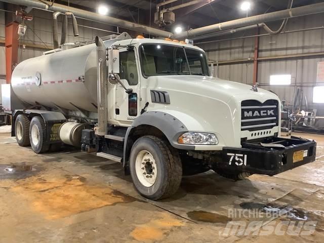 Mack GU813 Auto-tanques