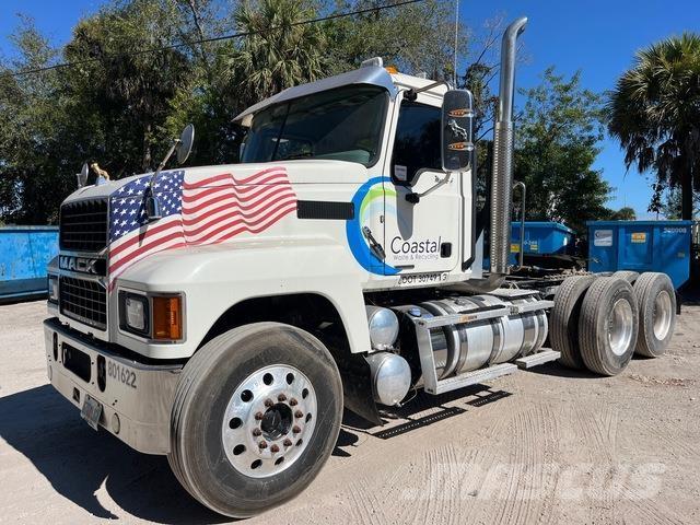 Mack Pinnacle Cavalos Mecânicos