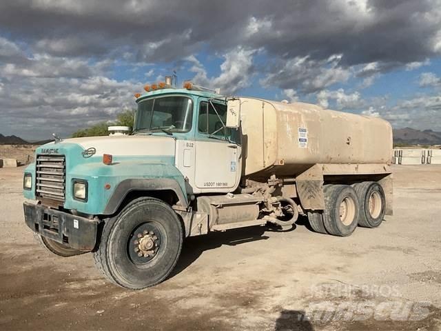 Mack RD690S Auto-tanques