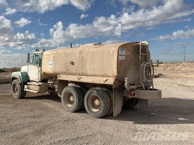 Mack RD690S Auto-tanques
