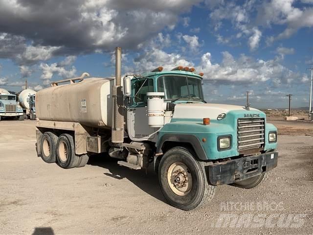 Mack RD690S Auto-tanques