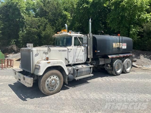 Mack RW613 Auto-tanques