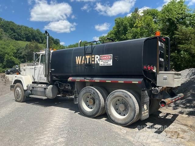 Mack RW613 Auto-tanques
