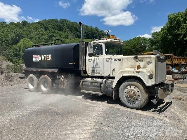 Mack RW613 Auto-tanques