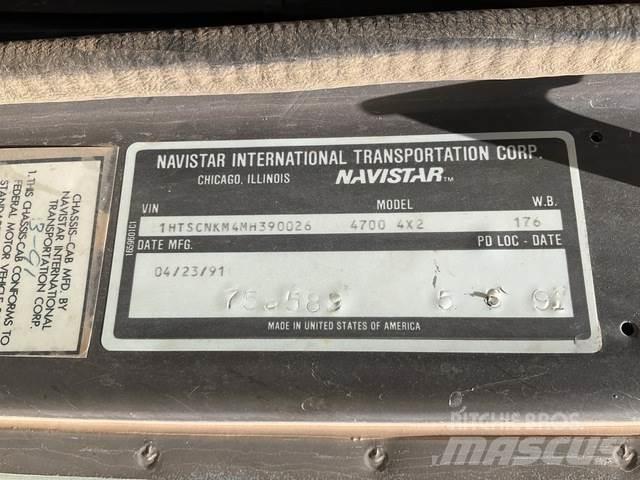 Navistar 4700 Caminhões de caixa fechada