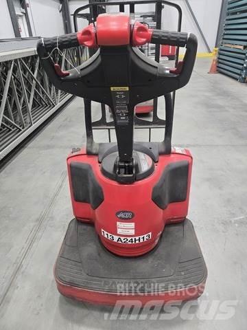 Raymond 8410 Movimentadores manuais de palettes