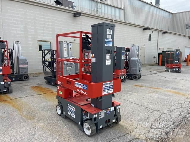 SkyJack SJ20E Plataformas de Mastro Vertical