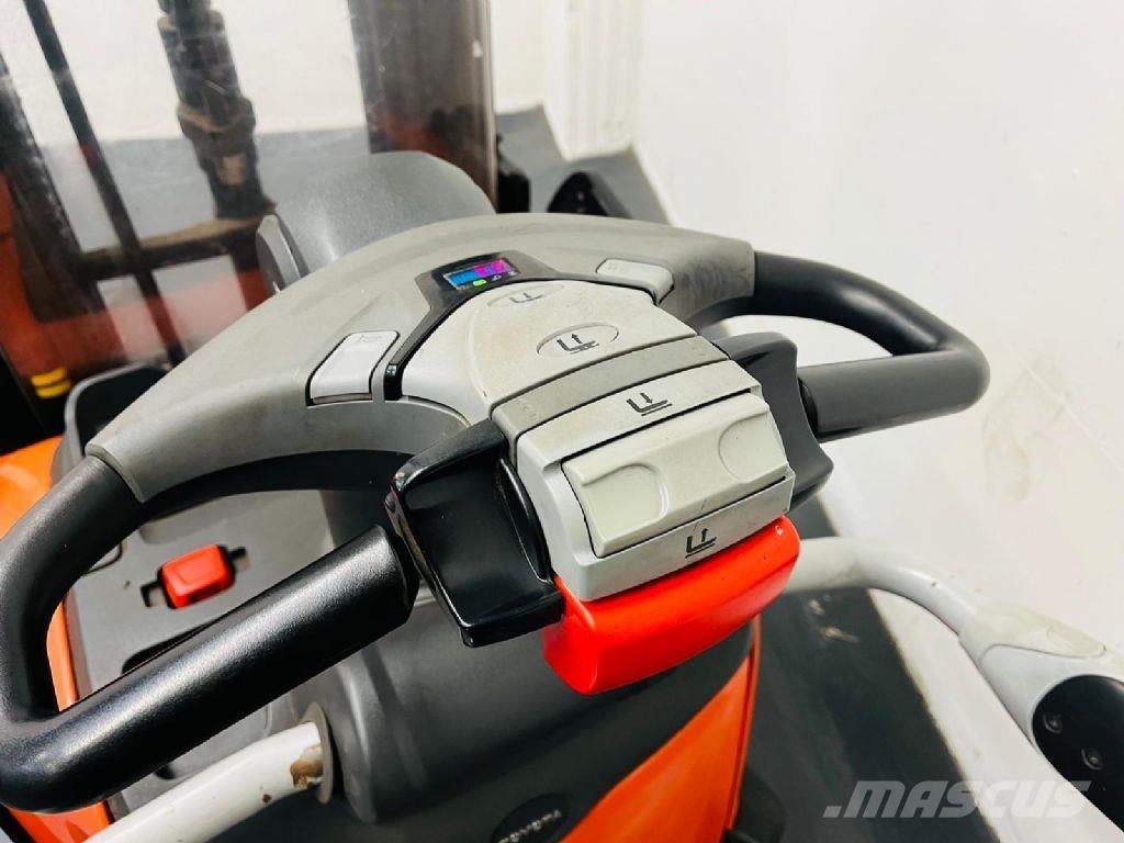 BT SPE160L Empilhador para operador externo