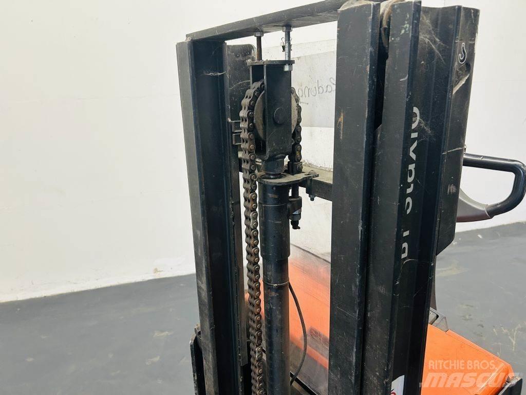 BT SWE200D Empilhador para operador externo