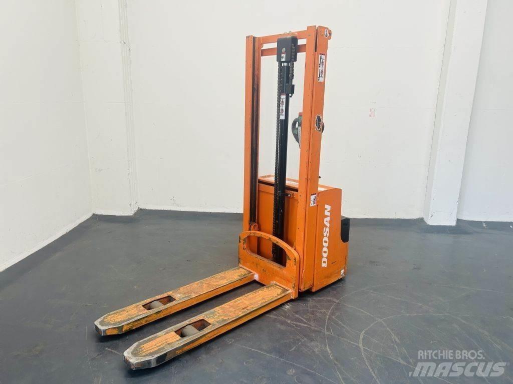 Doosan LEDS12.5C Empilhador para operador externo