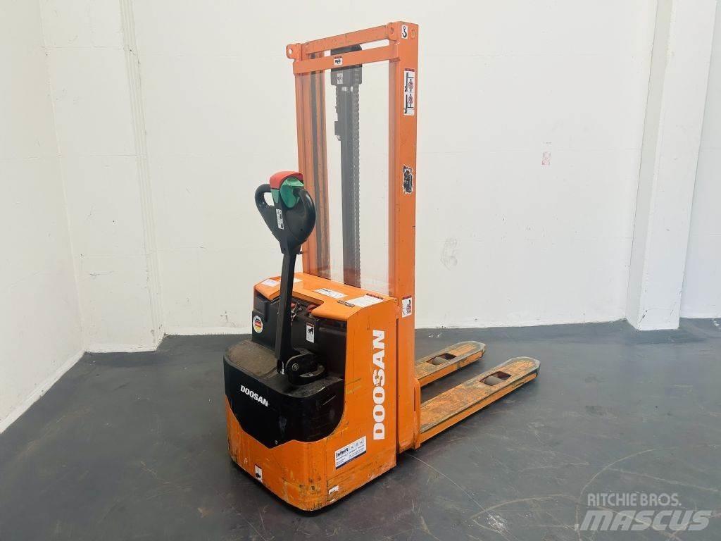Doosan LEDS12.5C Empilhador para operador externo