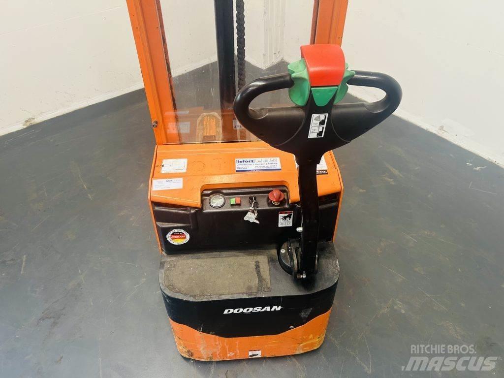 Doosan LEDS12.5C Empilhador para operador externo